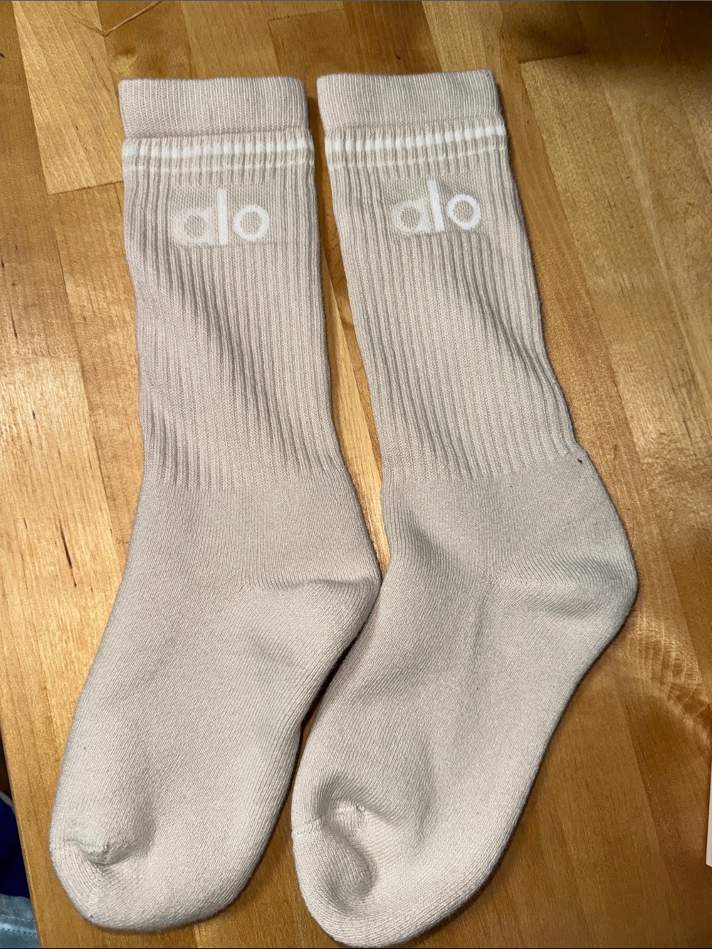 ALO Yoga Unisex throwback Crew Socks in Bone/white NWT. Size small